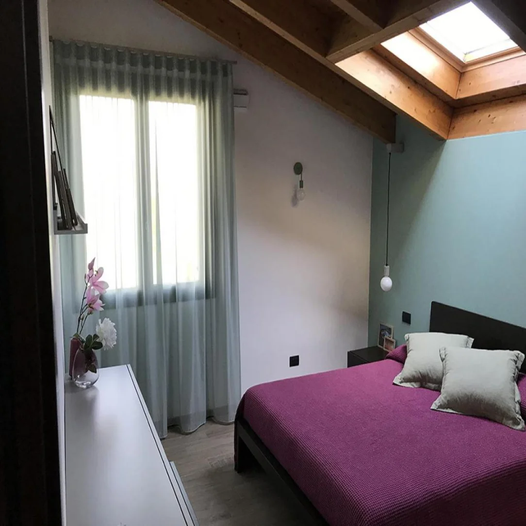 camera-da-letto-con-tenda-azzurra