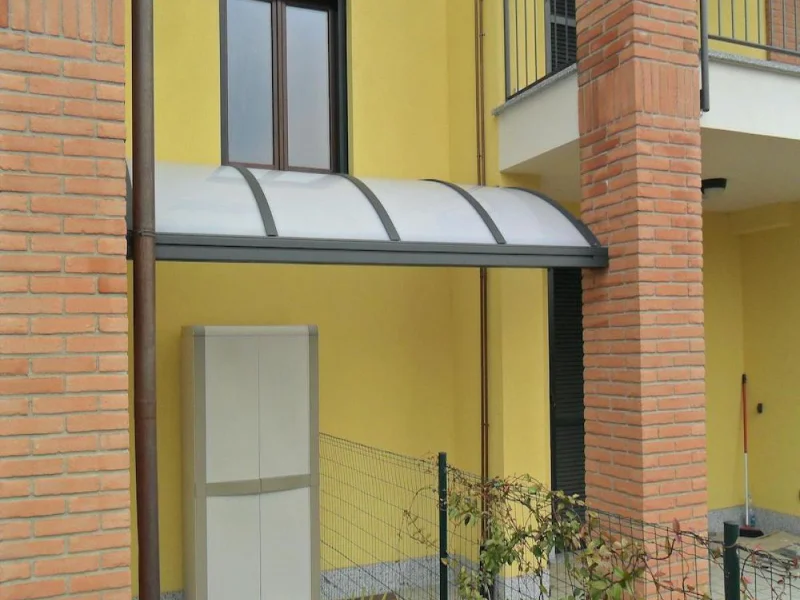 AdobeStock_1013986892 pensiline-per-porte-e-ingressi-a-monza-brianza