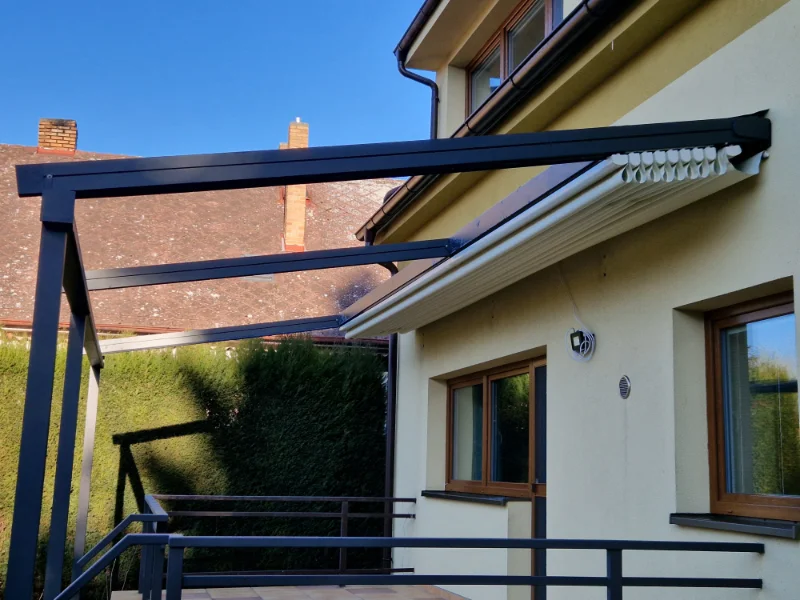 pergola-con-telo-inclinato-a-como-e-lecco