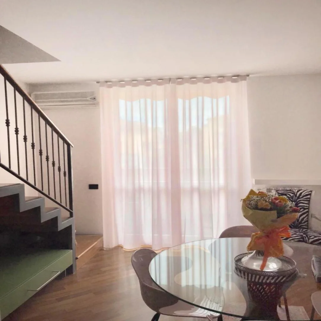 sala-da-pranzo-con-tenda-moderna