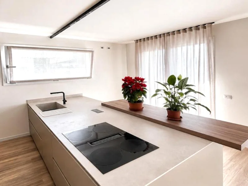 AdobeStock_1013986892 tende-moderne-con-binario-a-soffitto-como
