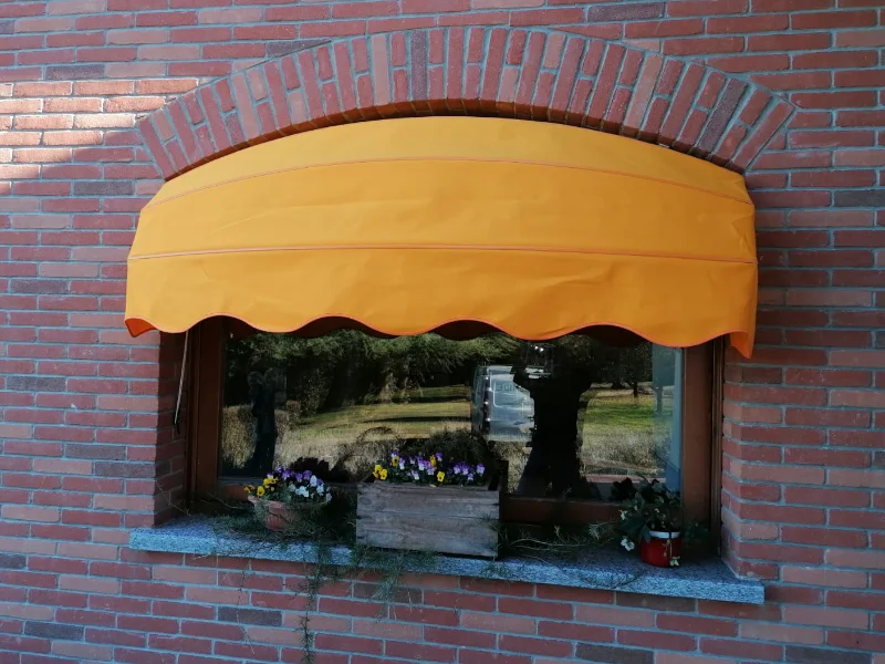 tende-a-cappottina-per-negozi-a-como