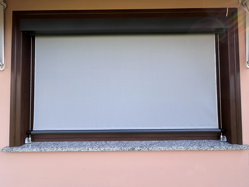 AdobeStock_1013986892 tende-da-sole-da-esterno-per-balcone-a-como